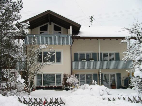 Straßenansicht im Winter