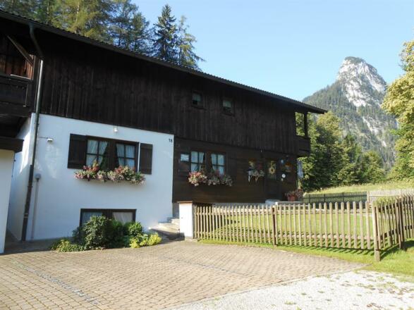 Hausansicht mit Parkplatz