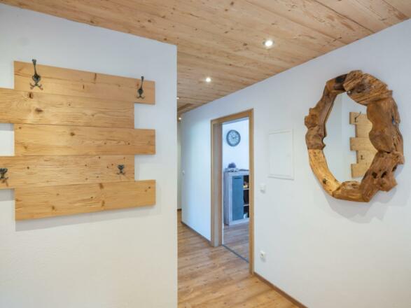 eingangsbereich___flur_mit_blick_ins_wohnzimmer