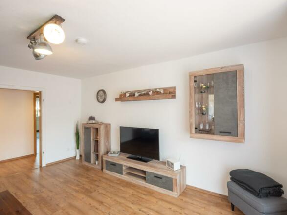 gro_es_wohnzimmer_mit_fernseher