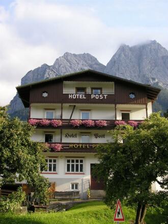 Hotel mit Waxensteinen