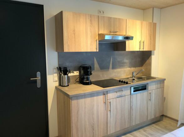 Küche mit Wohnungseingang