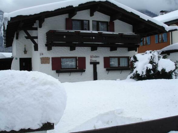 Wachterhaus im Tiefschnee