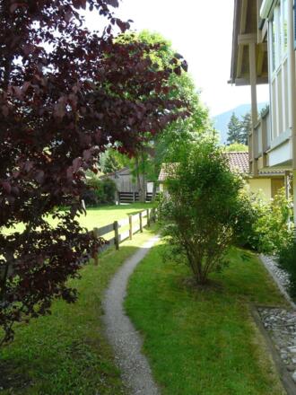 Weg vom Carport zum Hauseingang