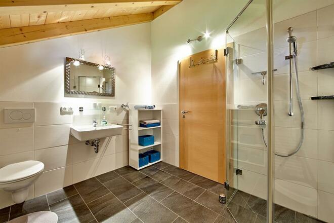 Badezimmer mit Dusche