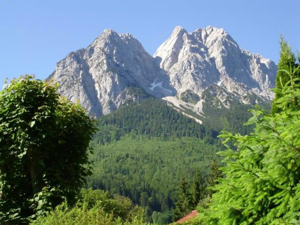 Blick vom Balkon zu den Waxensteinen