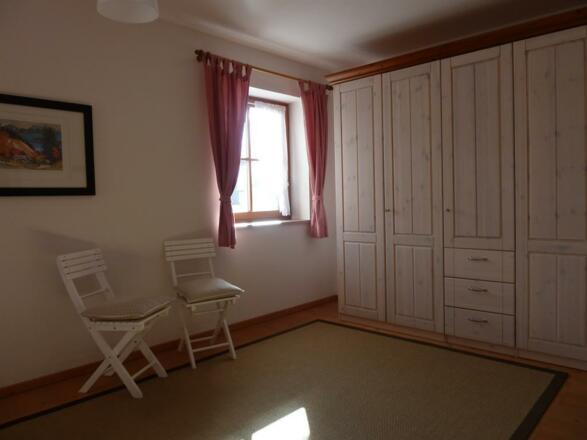 Schlafzimmer mit geräumigem Kleiderschrank