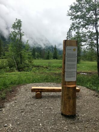 Neue Holzstele meditationsweg