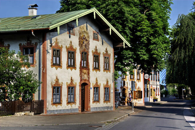 Kölblhaus, dahinter Dedlerhaus