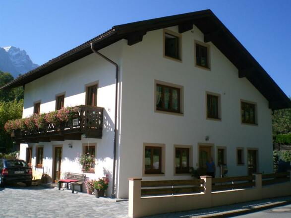 Hausansicht mit Eingangstür