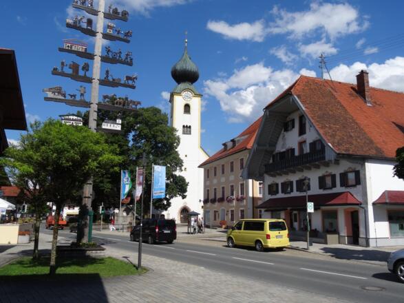 Kirchplatz Grassau mit Touristinfo