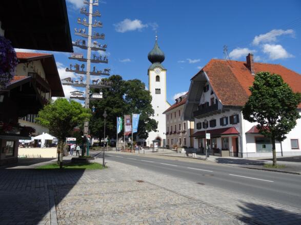 Kirchplatz in Grassau mit Tourist-Info