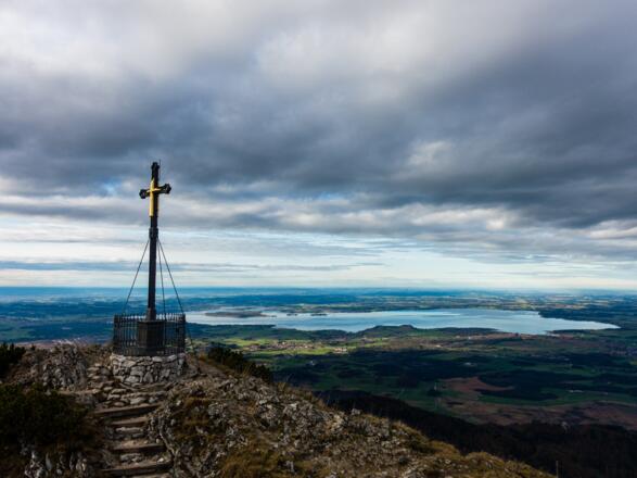 Gipfelkreuz hoch über dem Bayerischen Meer.