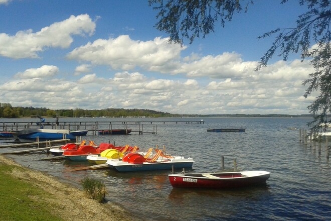 Boote am Chiemseepark in Felden