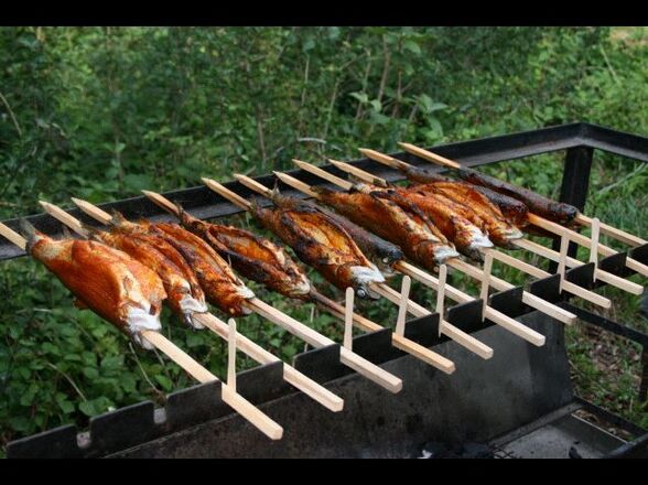 Steckerlfisch am Grill.