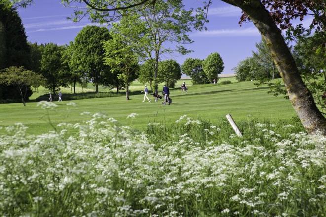 Golfclub Pfaffing in natürlicher Umgebung.