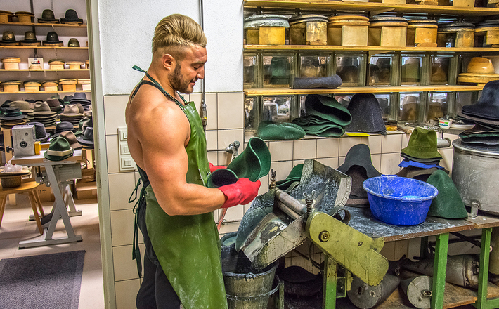 Thomas Braun beim Steifen eines Hutes