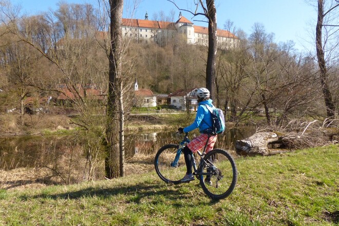 Blick auf das Kloster Attel