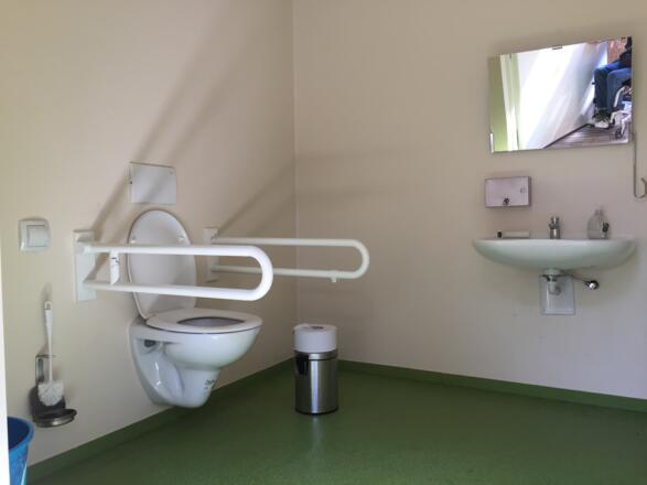 Öffentliches Rolli-WC, Strandbad Seewinkel Herrsching