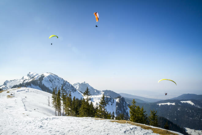 Gleitschirmfliegen am Brauneck im Winter