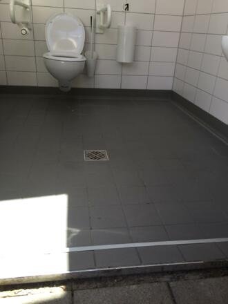 Öffentliches Barrierefreies WC, Münsing (Kante am Eingang)