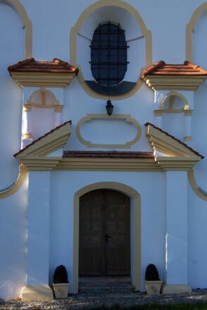 Eingangsportal der Wallfahrtskirche Atzberg
