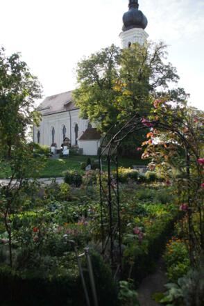Linde in Aufkirchen mit Bauerngarten