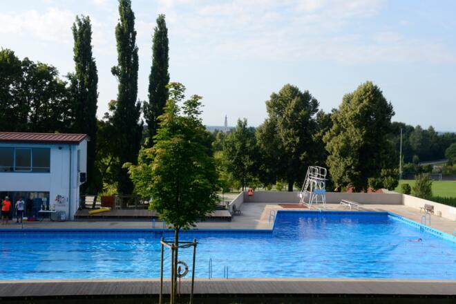 Becken mit Sprungturm