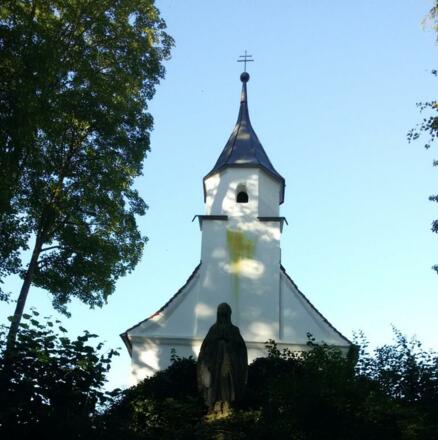 Josefskapelle. Darunter die Lourdes Grotte