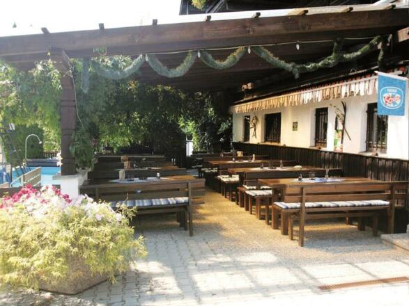 überdachter Biergarten