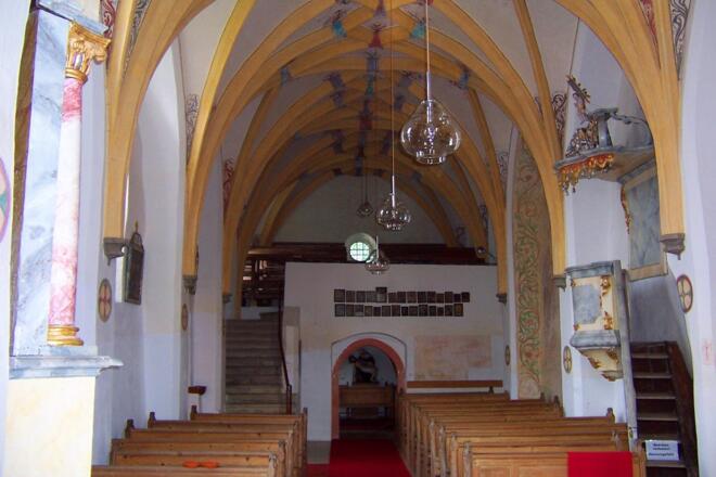Rippengewölbe und Seitenkanzel der Wallfahrtskirche