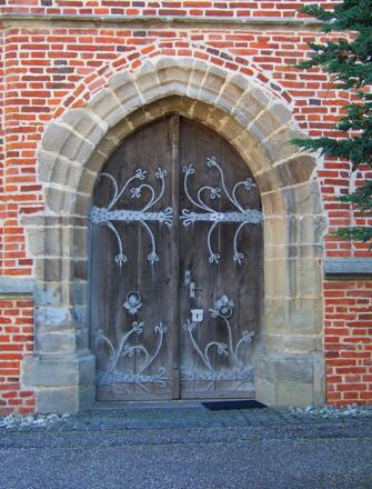 Lilienbeschläge an der Eingangstüre am Nordportal