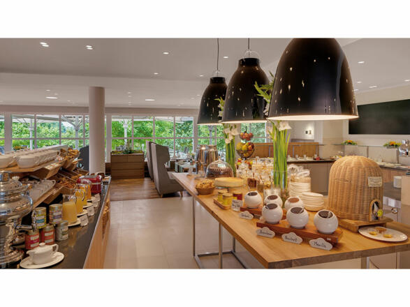 Großes Frühstücksbuffet mit einer großen Auswahl an Leckerein