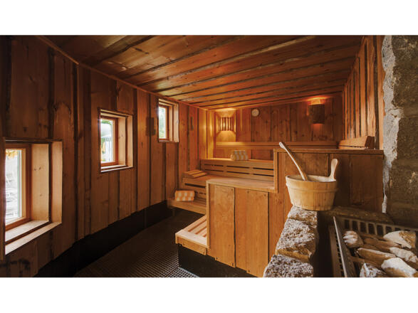 Finnische Kelo-Außensauna mit Blick in die Rottaler Natur