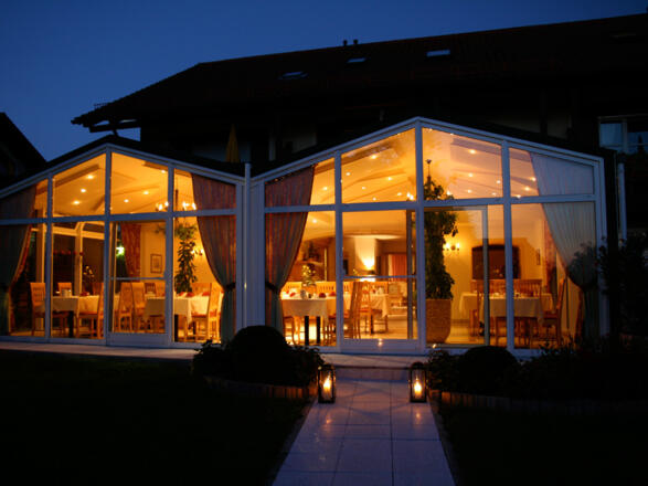 Schon früh am Morgen wird im Wintergarten alles für das perfekte Frühtück gerichtet.