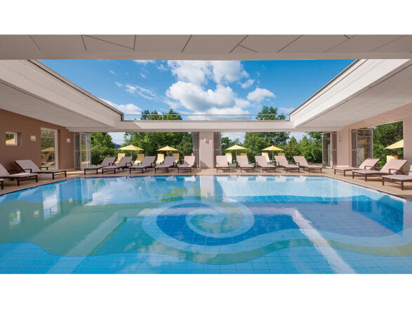 Außenpool mit Süßwasser und Cabrio Dach