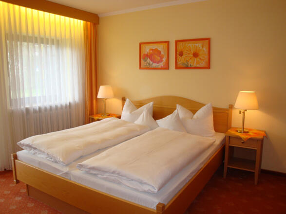 Hotelzimmer mit Sitzecke (2 Stühle/1 Tisch)