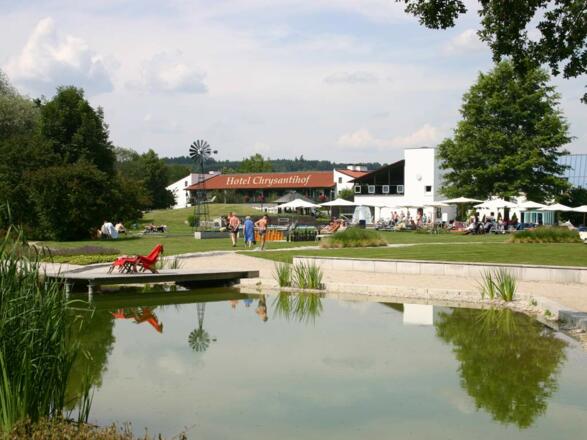 Blick vom Thermensee der Rottal Terme zum Hotel Chrysantihof