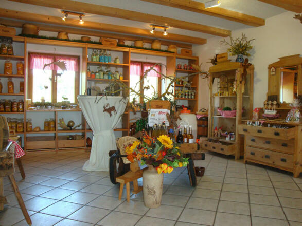 Neben Köstlichkeiten aus der Wildhaltung des Giglerhofs gibt es ein großes Sortiment an regionalen Erzeugnissen.