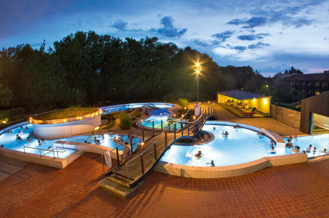 Thermenbach der Rottal Terme bei Nacht