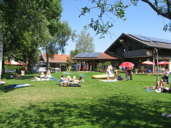 Liegewiese und Kiosk am Strandbad Chieming.