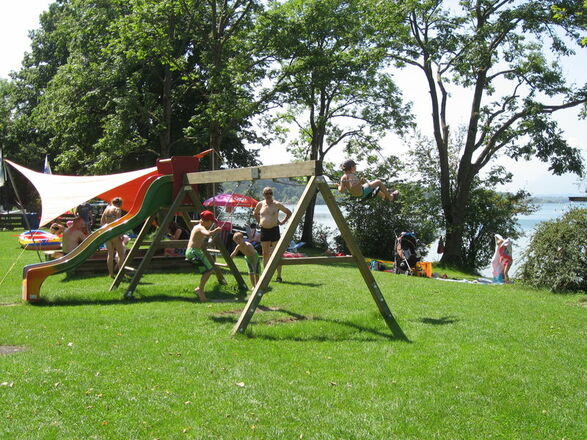 Spielplatz des Strandbades Chieming am Chiemsee.