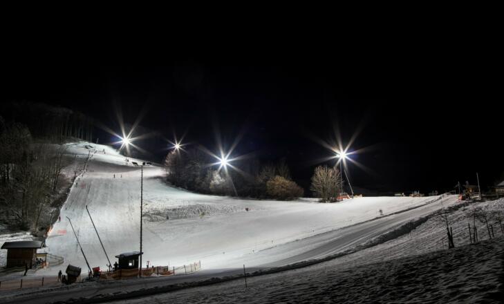 Skifahren bei Flutlicht auf der Kessel Alm