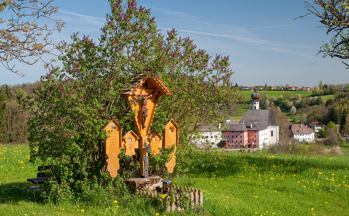 Totenbretter entlang des Weges oberhalb von Höglwörth