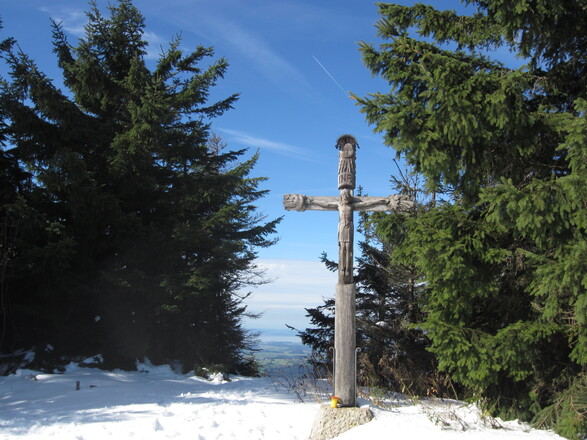 Gipfelkreuz Teisenberg mit Chiemsee im Hintergrund