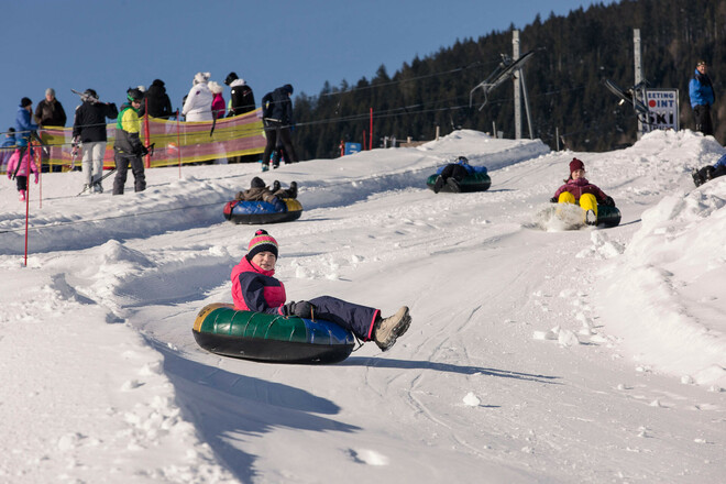 Snowtubing im Winter auf der Kessel Alm