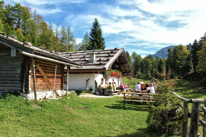 Wanderer und Radfahrer rasten auf der Reiteralm