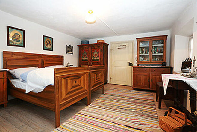 Schlafkammer mit Bauernschrank und Glaskasten
