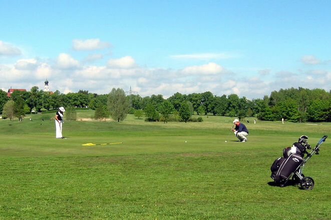 Golfer beim Putten auf der Golfanlage Gut Ising.
