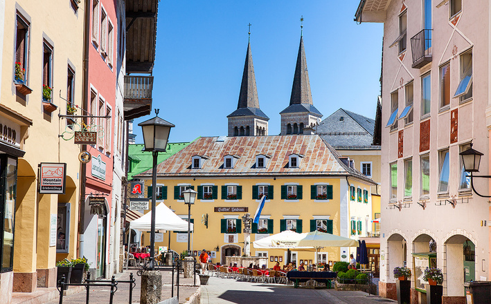 Blick durch die Fußgängerzone zum Neuhaus